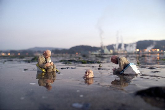 examples of street art: Issac Cordal