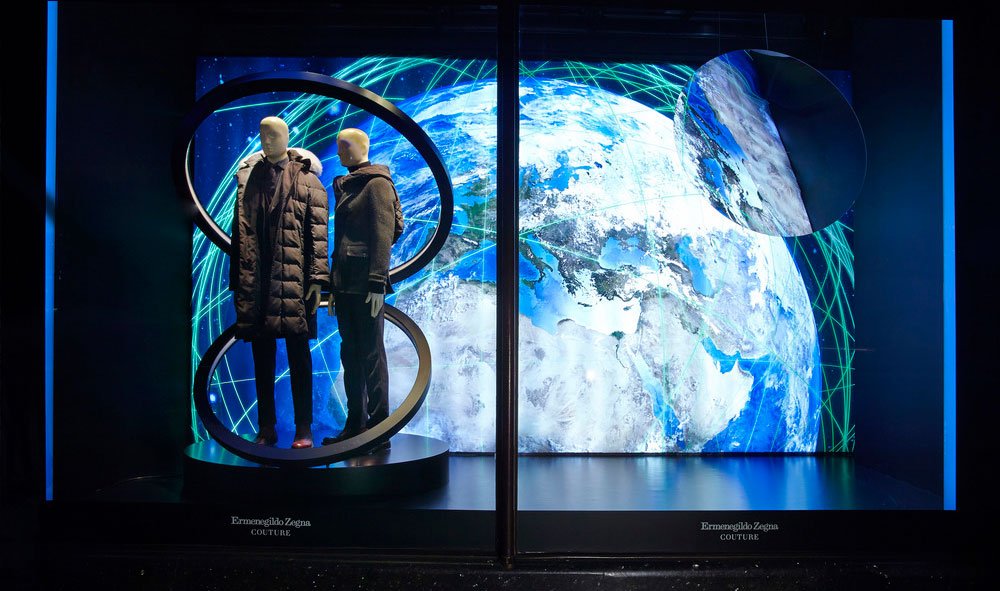 Window display with mannequins encircled by hoops