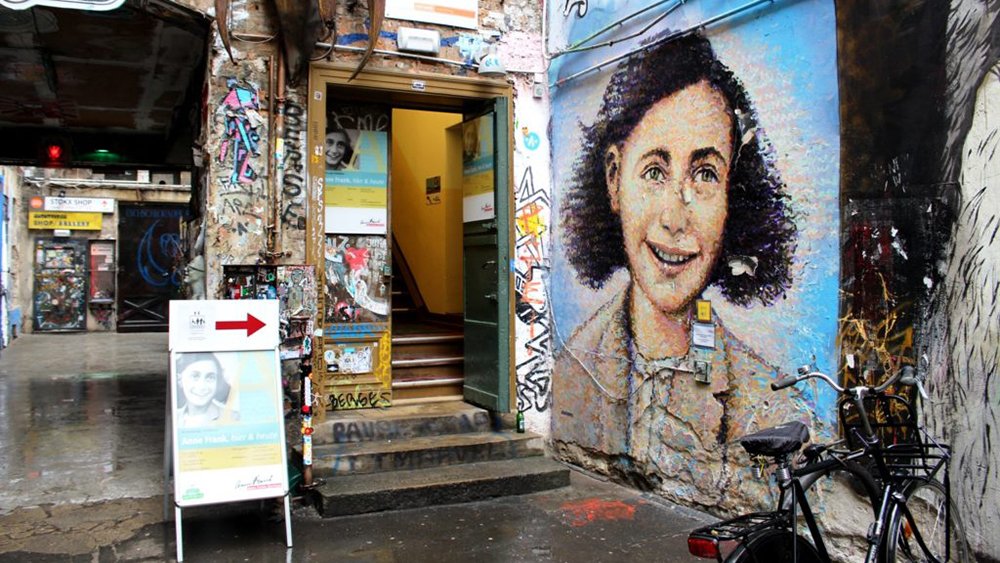 Haus Schwarzenberg Street Art Alley Anne Frank mural