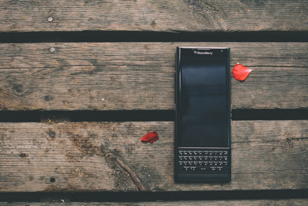 Blackberry photo on wooden table